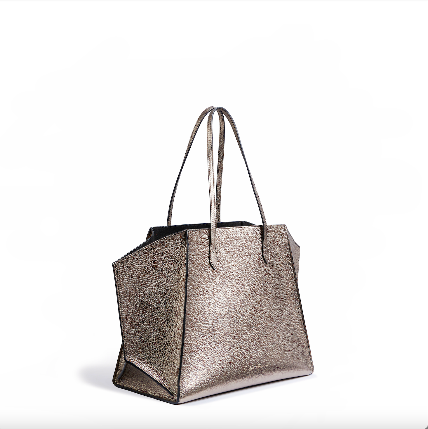The Gemma L, from Cristian Marcucci at Mazzi d Fiori is an elegant and practical tote bag in grained metal leather. Crafted by skilled artisans, it has hand-painted profiles, an internal pouch with drawstring closure and a detachable clutch bag. Capacious but light, refined but with a decisive shape, it is suitable for any occasion.