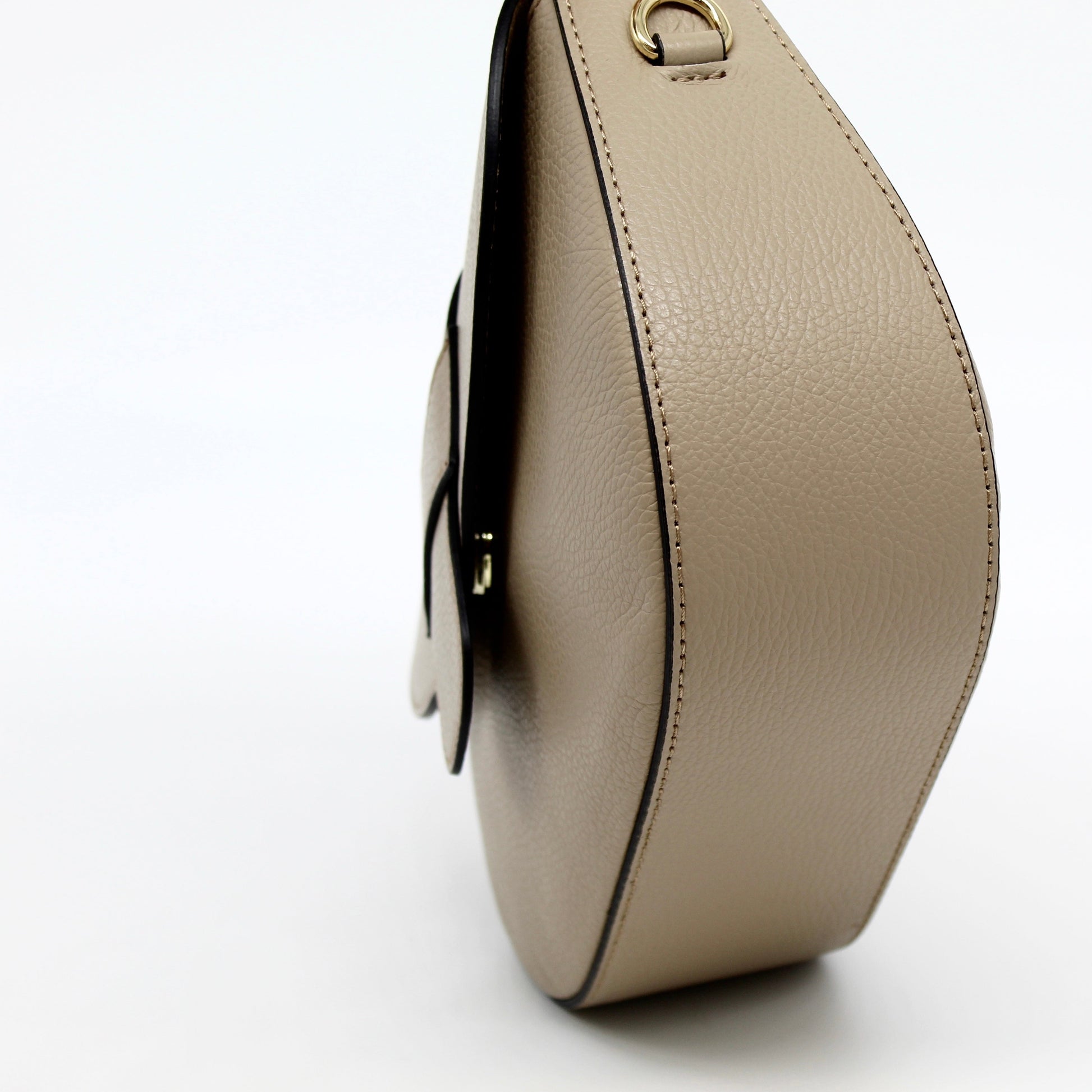 The Alessia bag from Mazzi D Fiori comes with a two tone cross body strap in leather and canvas. It has a zippered compartment and zip to close the inside. Shown here in Taupe